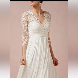 Beautiful midi-length wedding dress. Perfect for a casual or second wedding.